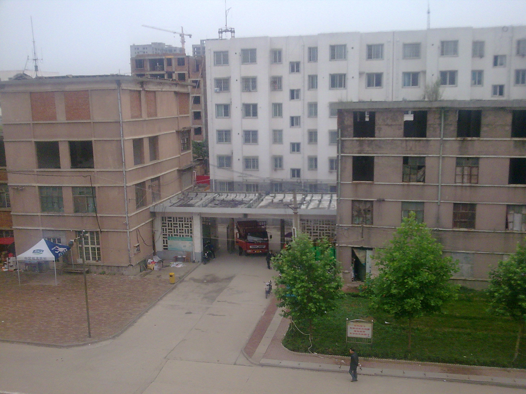  p>上蔡第一高级中学创建于1952年,简称上蔡一高,是一所历史悠久,环境