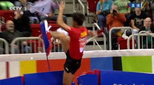 张继科踢碎广告牌事件