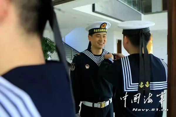 相较于土气的陆军，为什么海军军服这么洋气？_百科TA说