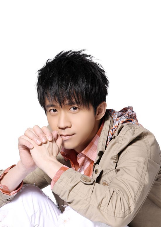 月30日出生于马来西亚,华语流行乐男歌手,词曲创作人,音乐制作人,演员