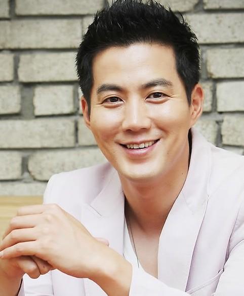  p>柳镇(      ),1972年11月16日出生于韩国首尔,韩国影视演员,毕业于