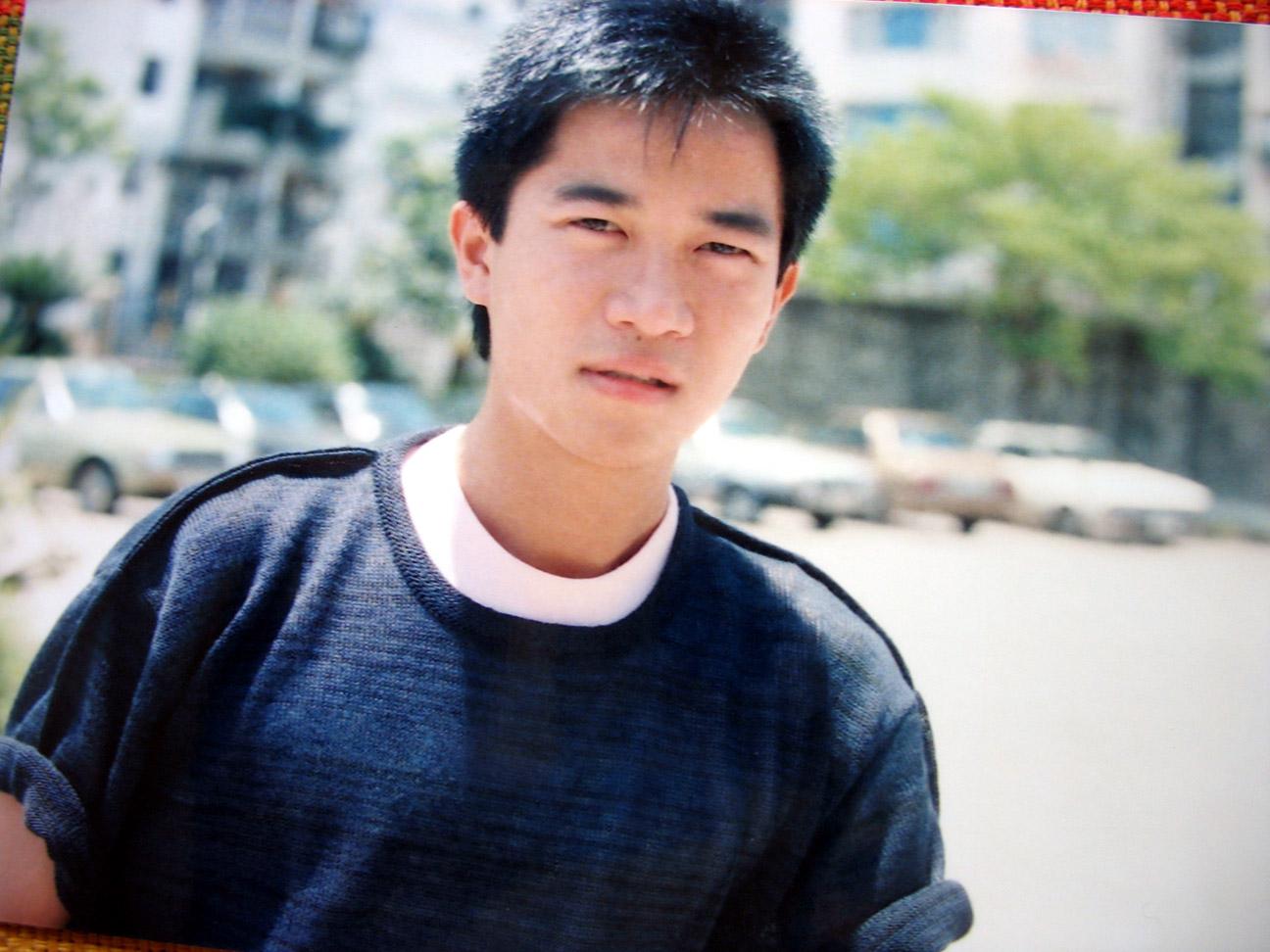 出生于中国香港,祖籍广东省台山市,中国香港男歌手,作曲人,演员