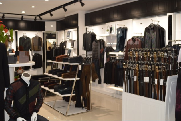  p>王族保罗服饰有限公司,是一家以经营品牌男装为主的企业,它成立于