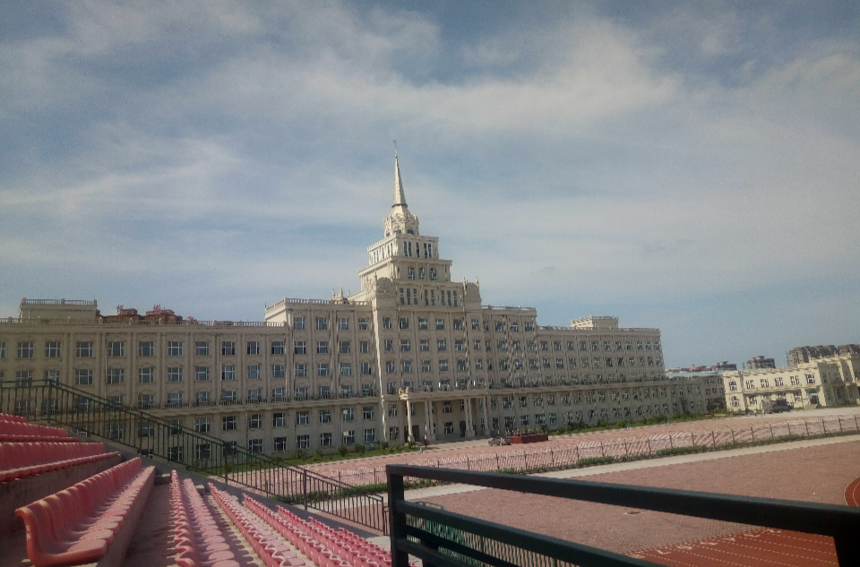  p>庆安县第三中学始建于1972年,现为县级重点高中,是一所全日制公办