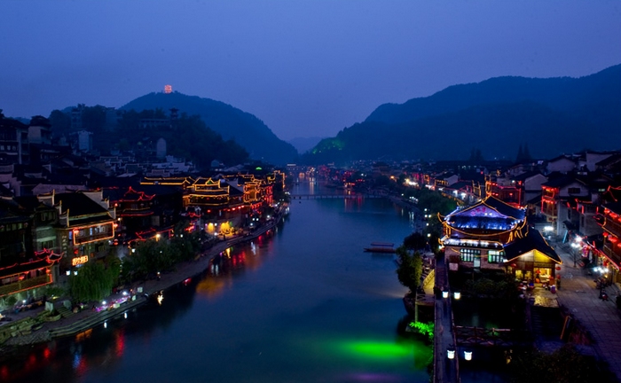  p>凤凰古城,位于 a target="_blank" href="/item/湖南省/293174"