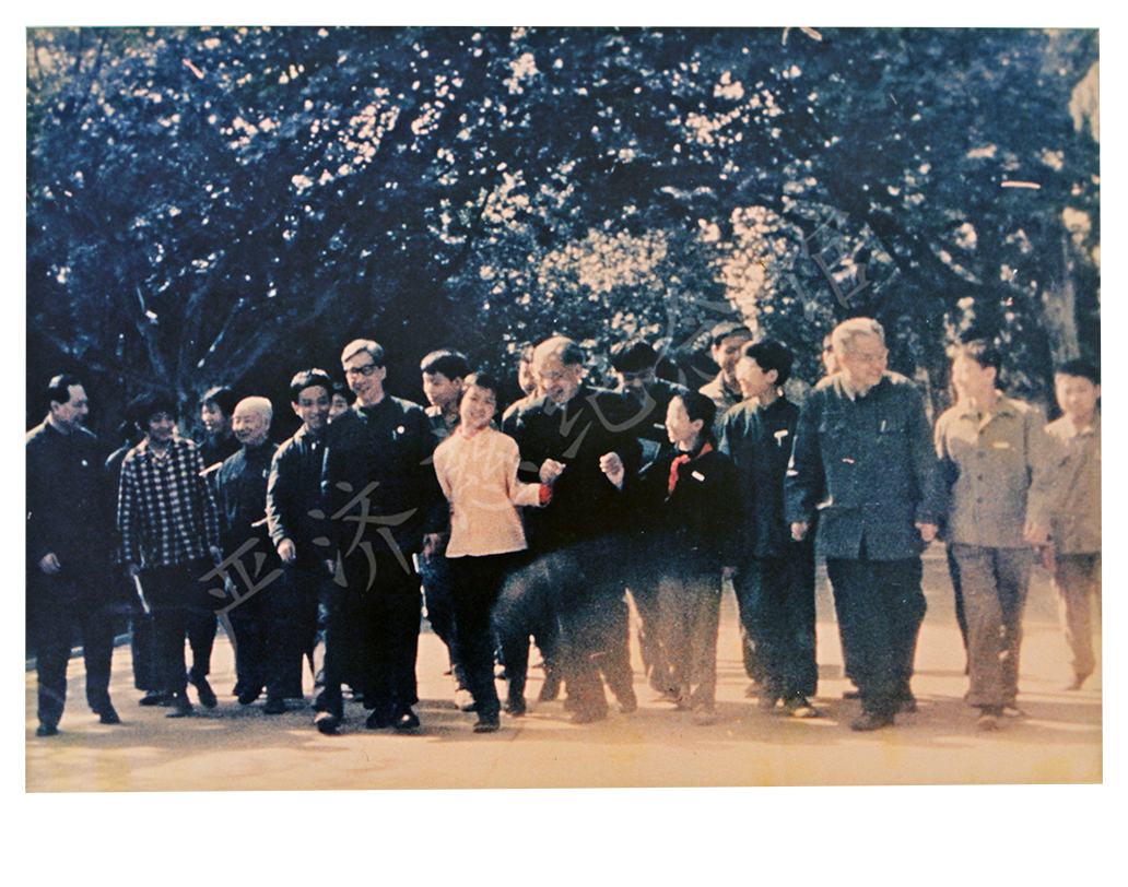 严济慈等老科学家与少年班同学