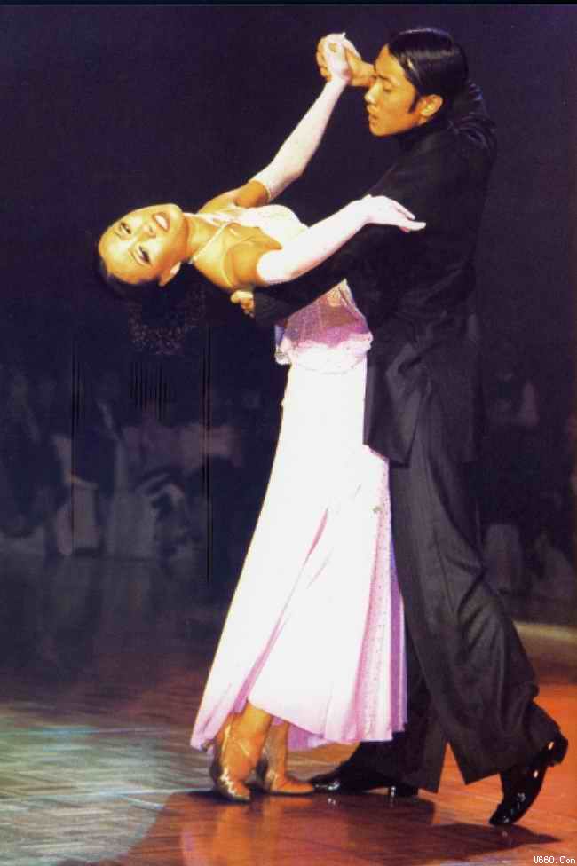 宴会上和社交会上的流行舞蹈,结婚新人通常选择一支狐步舞蹈或者一支