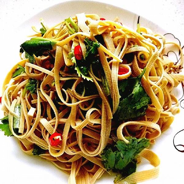  p data-id="gnx50d0xso">凉拌豆腐皮是一道清爽适口的快手家常凉菜