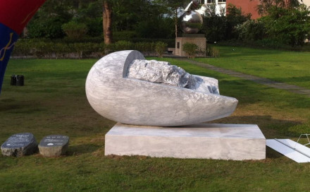 Tôn vinh tác phẩm điêu khắc đá tưởng niệm bí mật đã được tiết lộ là một trong 500 hàng đầu thế giới