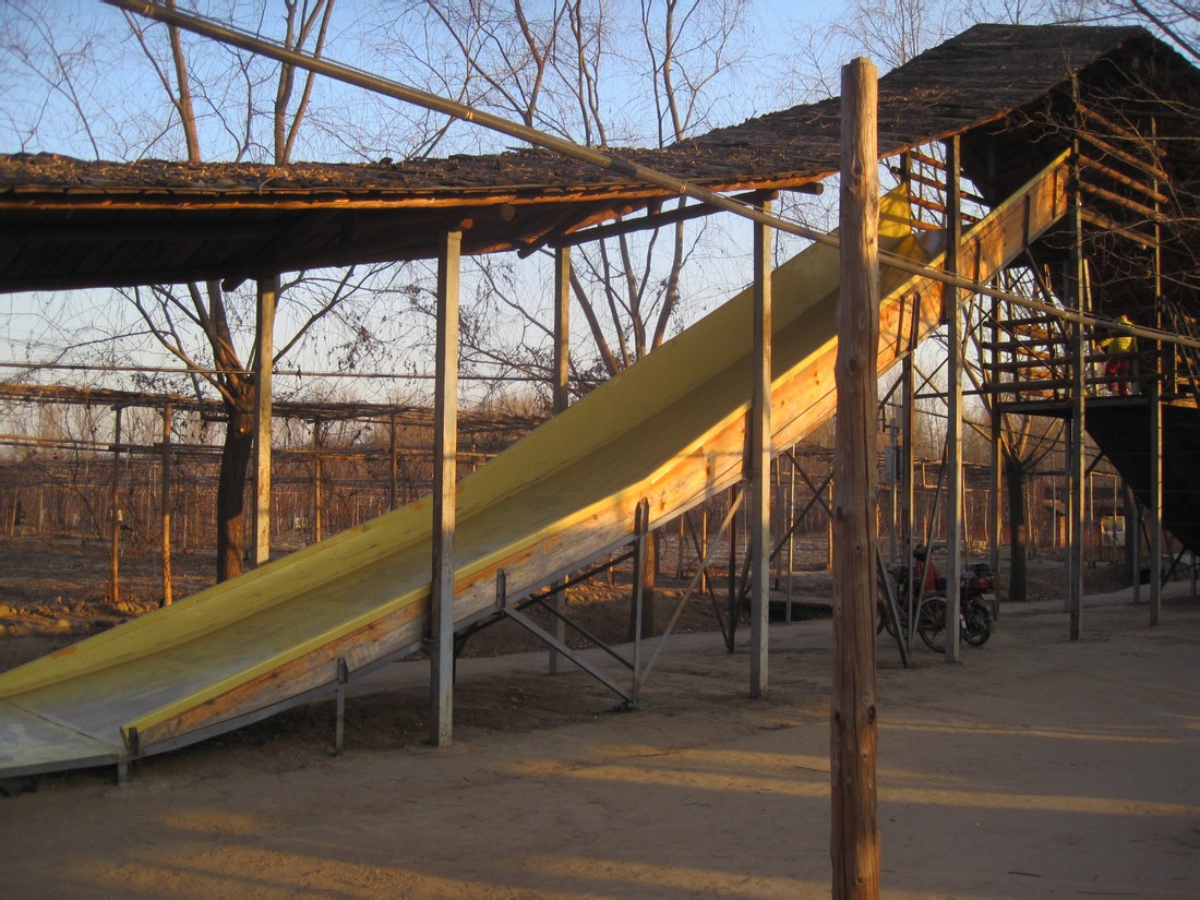 居楼乡村文化庄园起源于2002年成立的洼里乡居楼,地处北京中轴线北 a