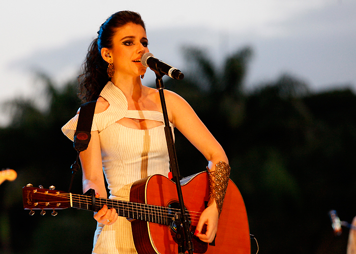 paula fernandes,1984年8月28日-)是巴西乡村音乐女创作歌手,吉他歌手