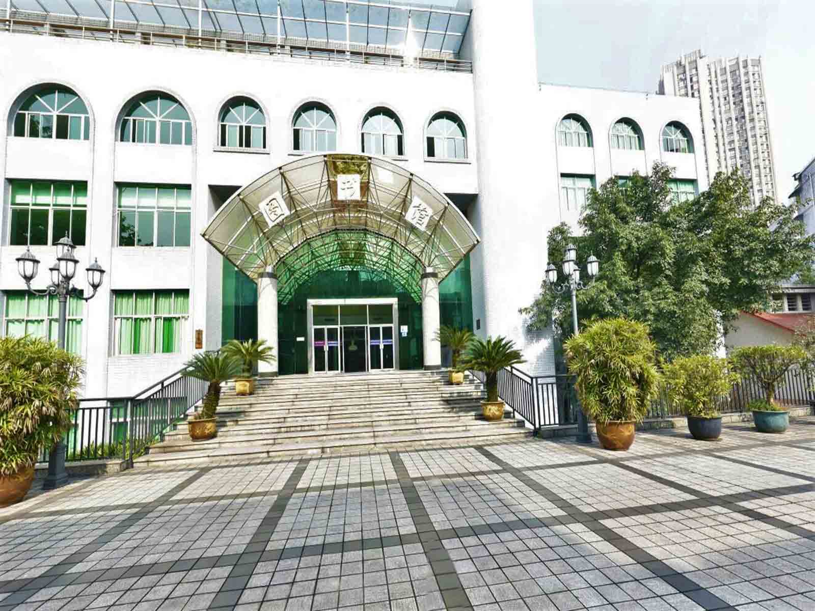 school)是 a target="_blank" href="/item/南开系列学校/5578186"