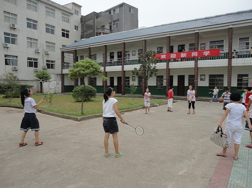  p>黄梅县第五小学坐落在沙岭社区中心地带,东邻民营街,西接二环路,校