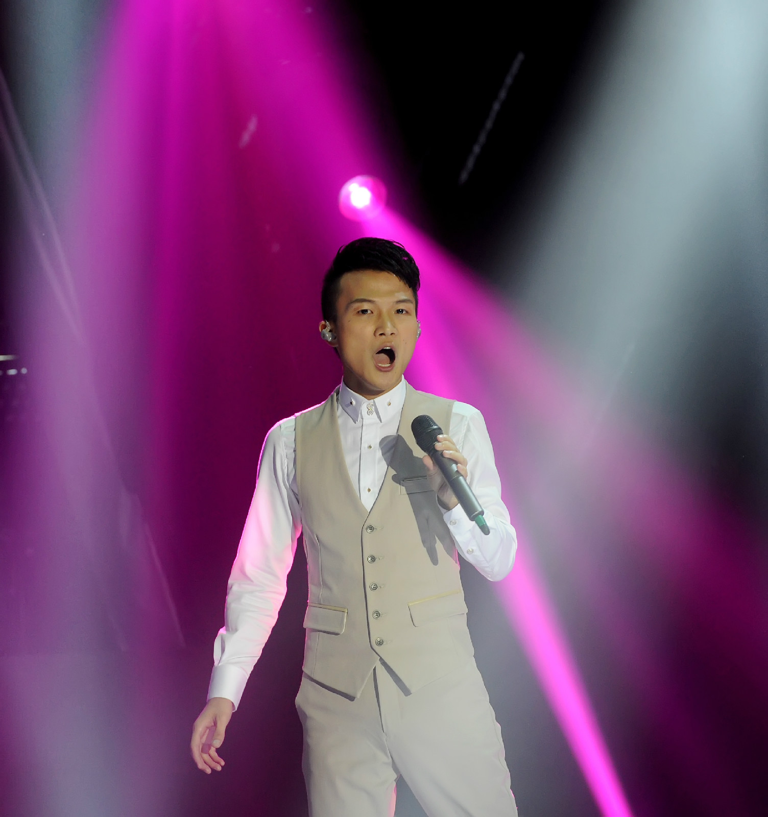  p>周深,1992年9月29日出生于湖南邵阳,长于贵州贵阳,中国内地男歌手