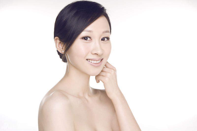 出生于江苏省盐城市东台市,毕业于北京电影学院表演系,中国大陆女演员