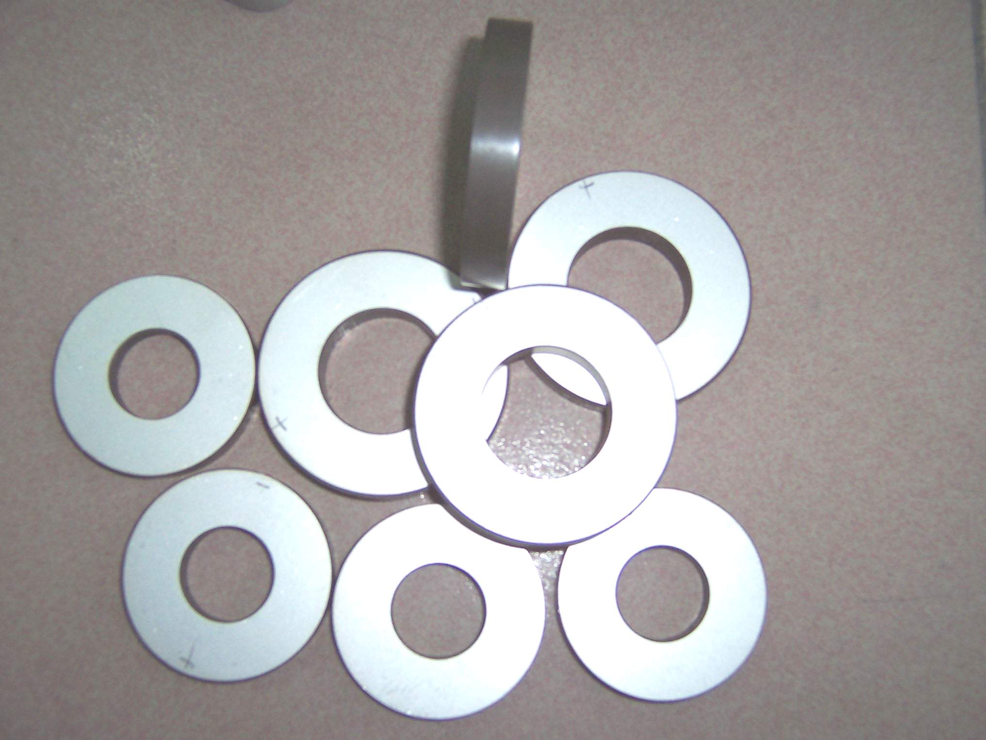  p>压电陶瓷片是一种电子发音元件,在两片铜制圆形电极中间放入压电