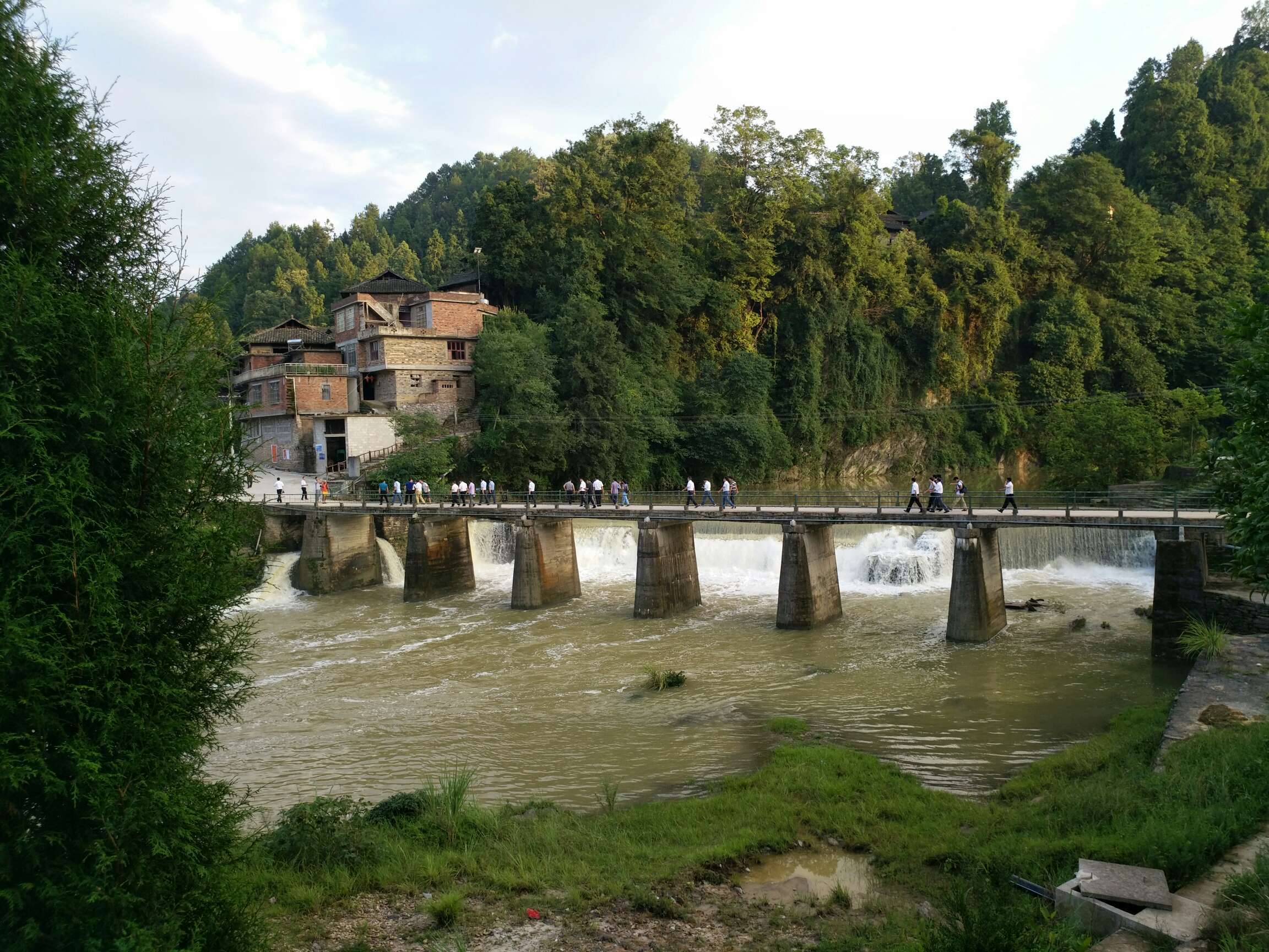  p>石磊古寨位于荔波县西北部,甲良镇东南部,距县城33公理,距镇政府
