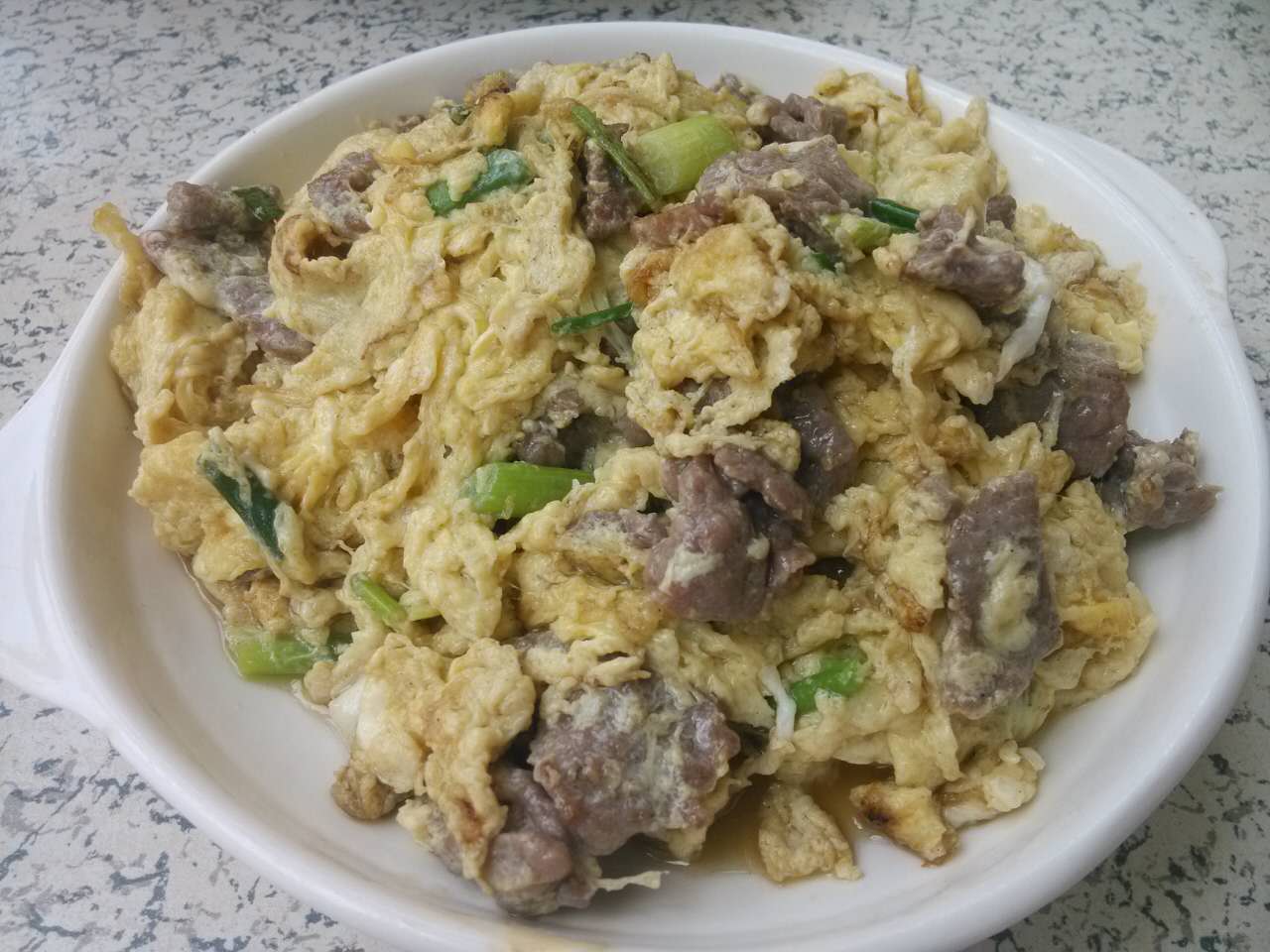  p>滑蛋炒牛肉是以牛肉和鸡蛋为主要食材制成的一道菜品.