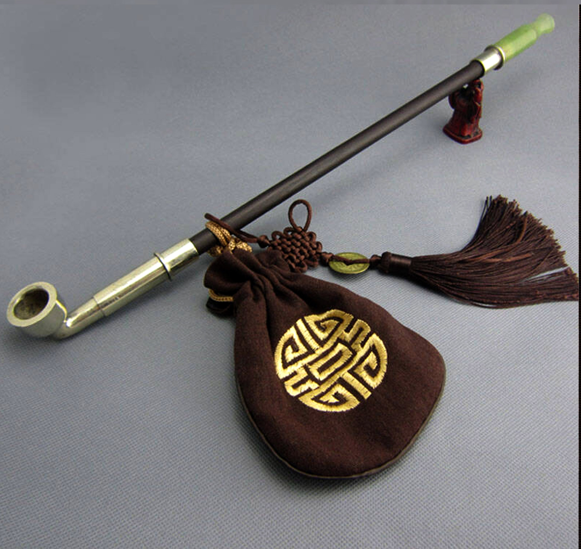  p>旧时农村地区的一种吸烟工具,现在已经很少有人用了.