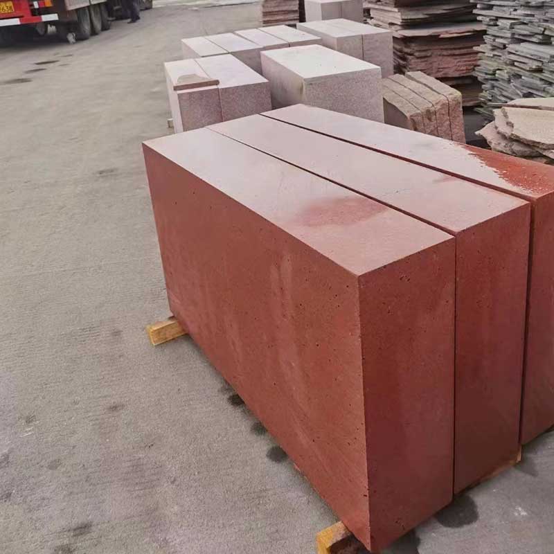 由钾长花岗岩制成的花岗石.深红色. /p>