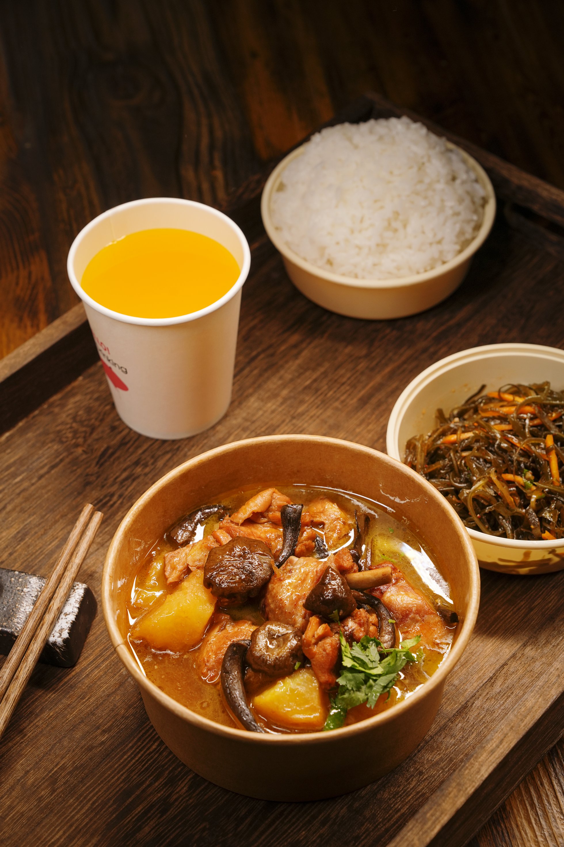 来,公司经营范围包括:许可项目:食品经营(销售预包装食品),餐饮服务