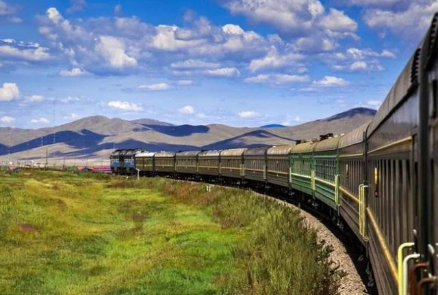  p data-id="gnto96yykl">绿皮车,是指普通火车橄榄绿外表,搭配黄条