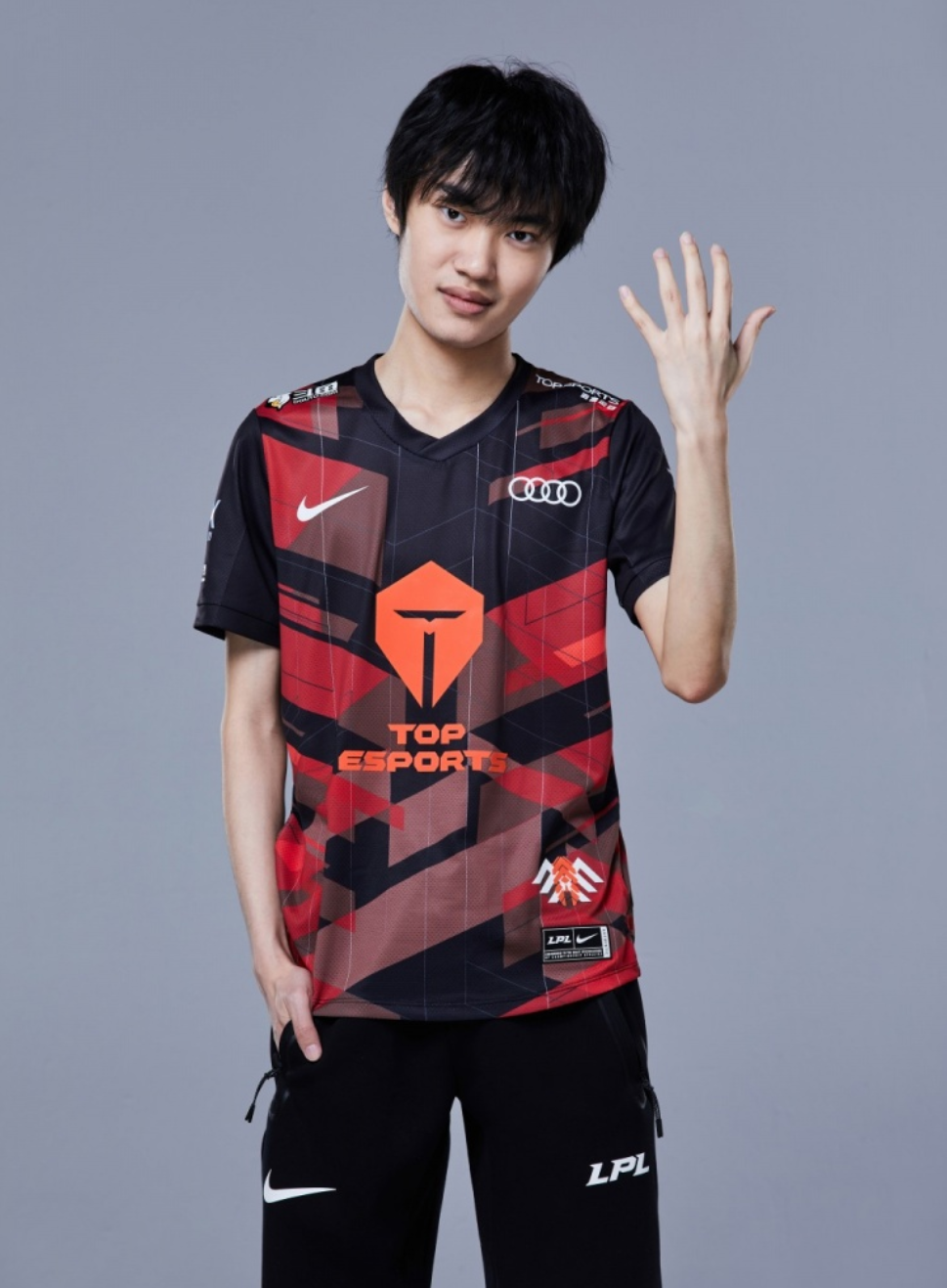  p data-id="go09jbr5b4">卓定(游戏id:knight),2000年5月22日出生于 