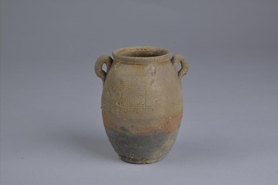 宋青釉双耳小陶罐