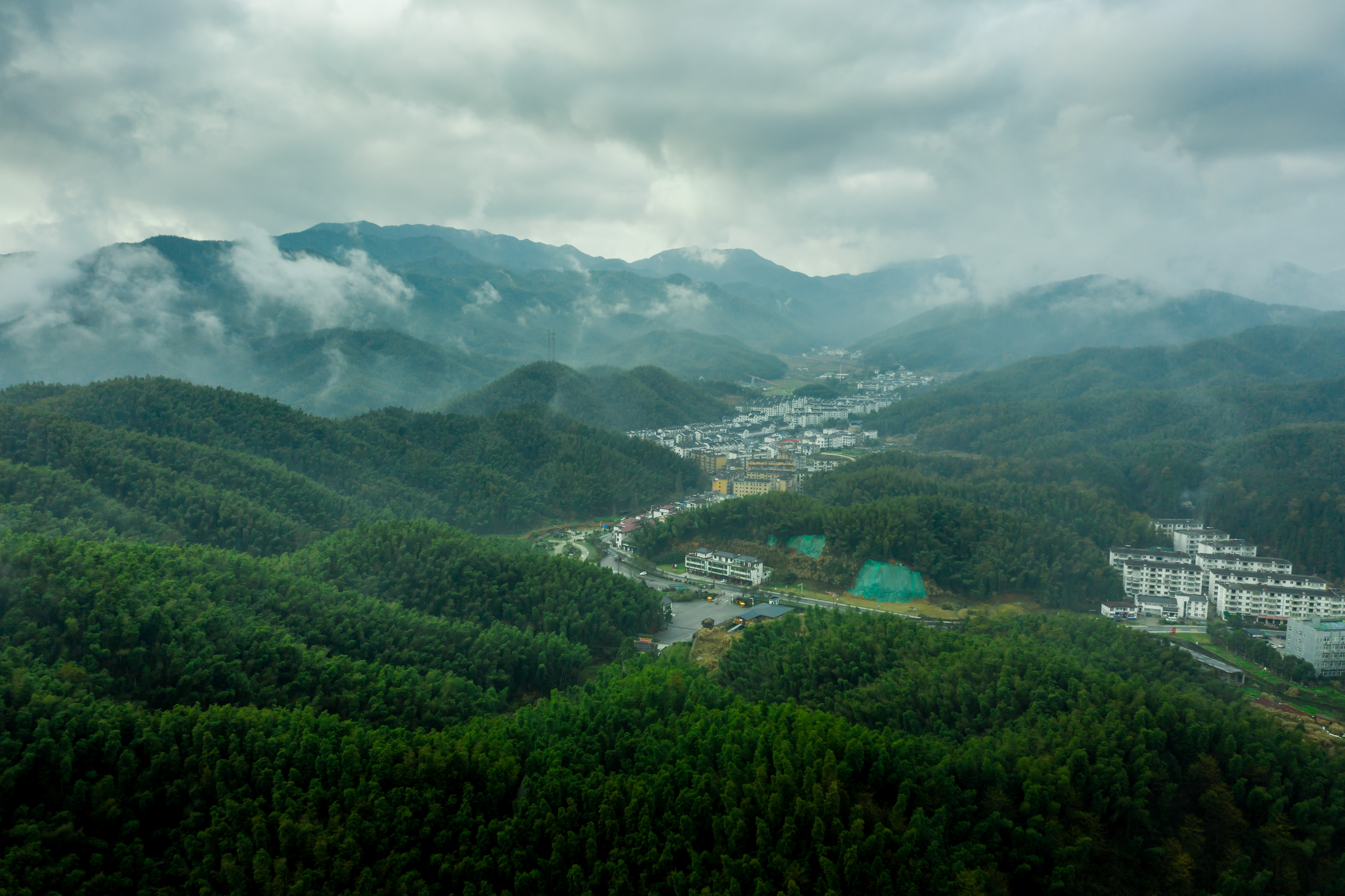  p>梅岭国家风景名胜区,位于南昌市西北部,西山山脉中段,距南昌市中心