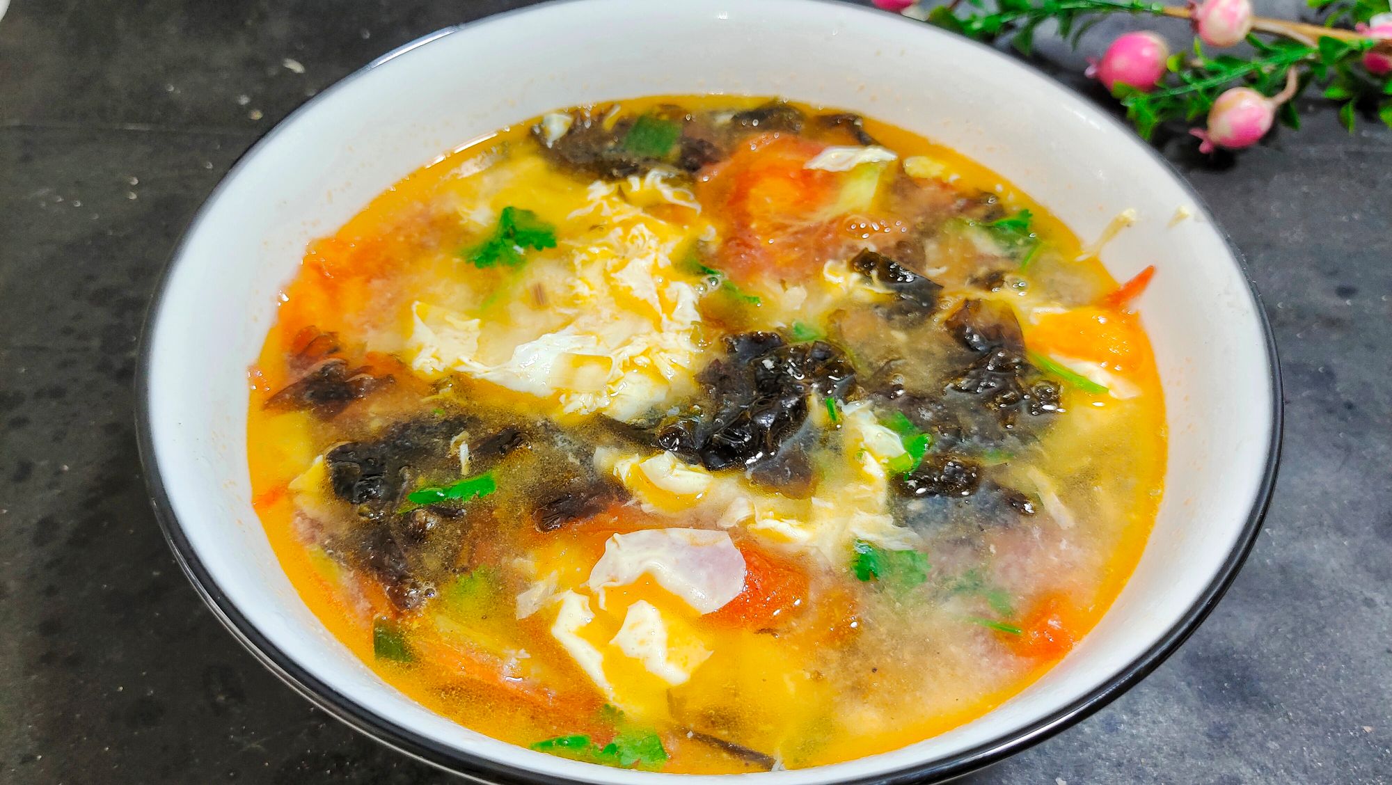  p data-id="gnwhab82hq">西红柿紫菜蛋花汤是一道以西红柿,紫菜,鸡蛋