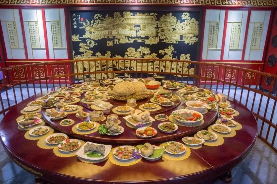 古代人崇尚席地而坐分餐制，为什么到了现代变成了合餐制？_百科TA说