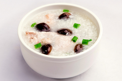  p>香菇瘦肉粥是以猪瘦肉,水发大米,水发香菇为主料制作的药膳. /p>