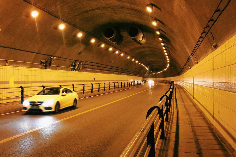  p>九曜山隧道,位于浙江省杭州市西湖风景名胜区南部,为景区联络线