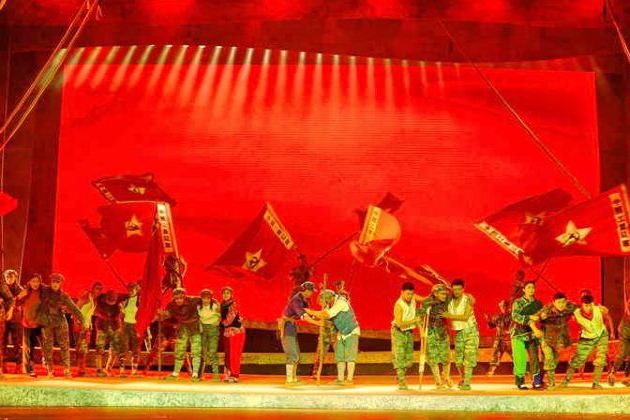 《延安延安》位于延安市枣园文化广场东方红大剧院,全年开放