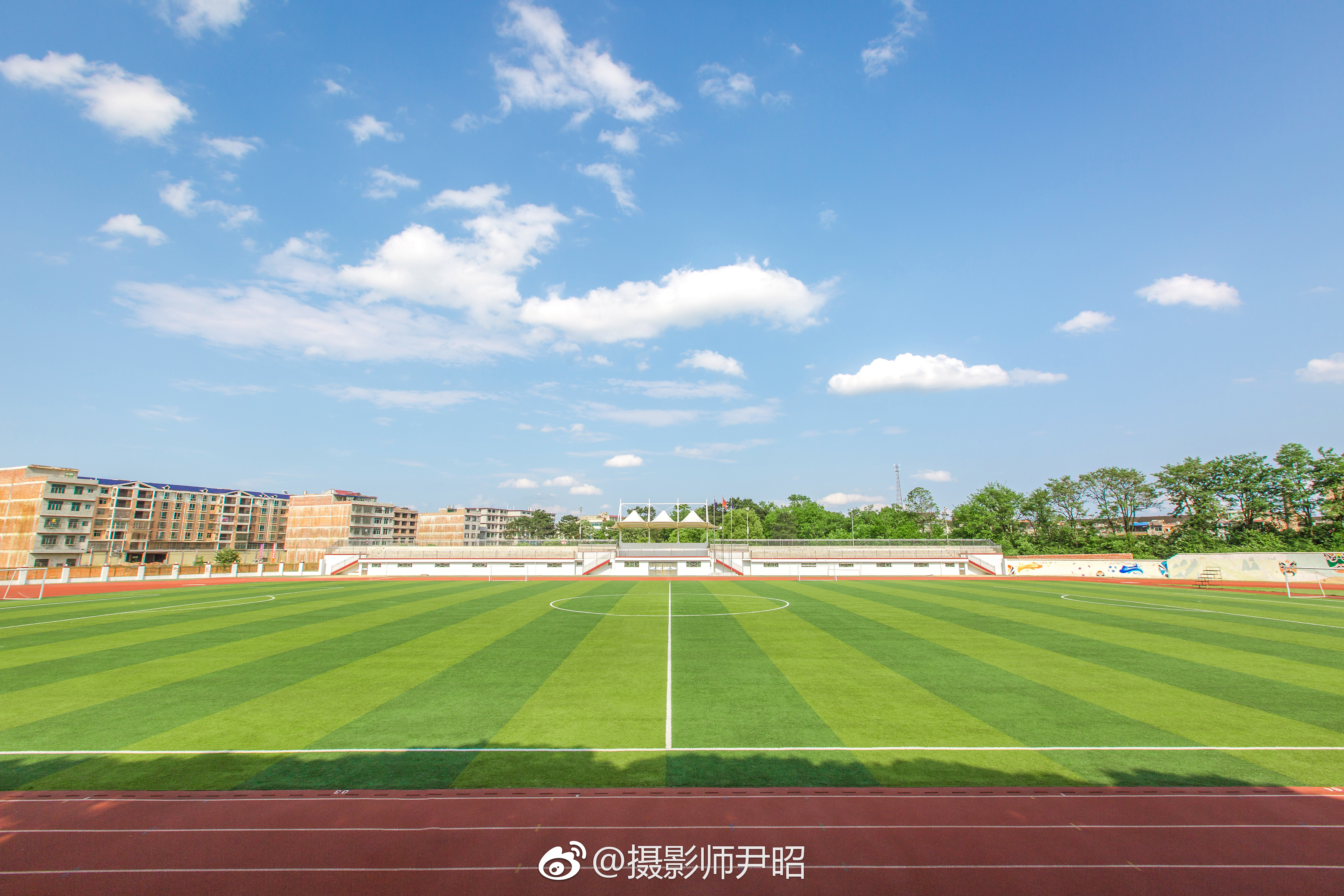  p>湖南省邵东市第三中学简称邵东三中,是湖南省一所坐落在农村的省级