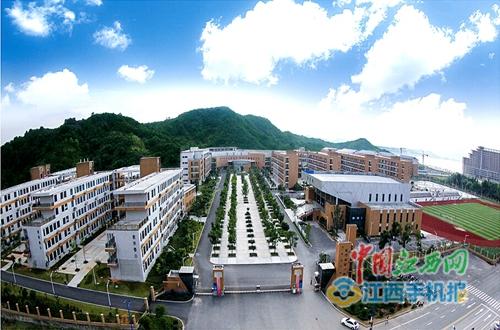  p>武宁县第一中学是一所环境优美,教学设施先进