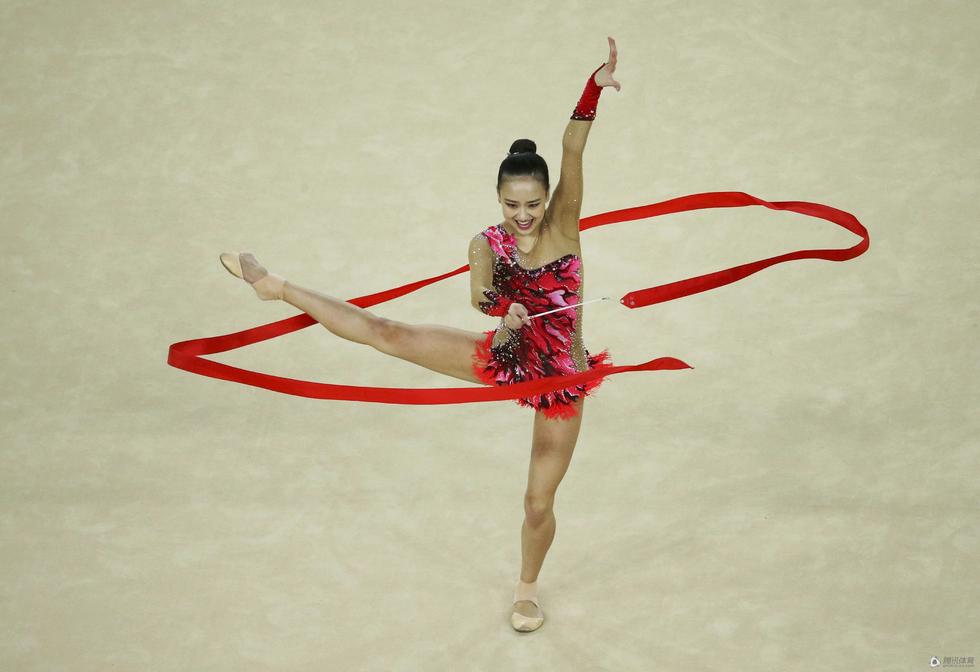  p>艺术体操(rhythmic gymnastics)是一项徒手或手持轻器械,在音乐