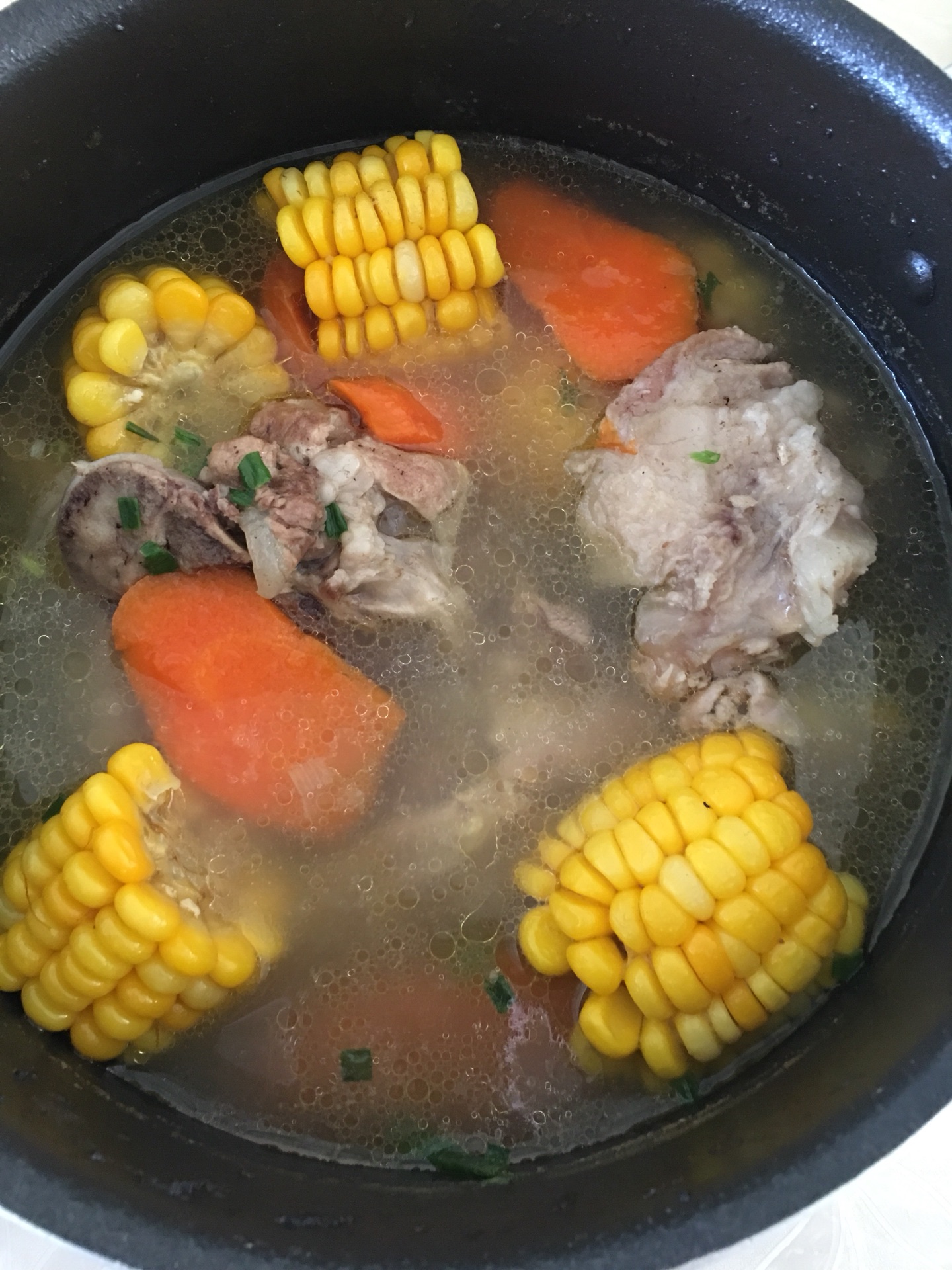 玉米棒炖筒子骨