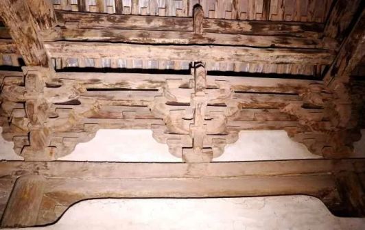 <p>斗拱（正殿内）