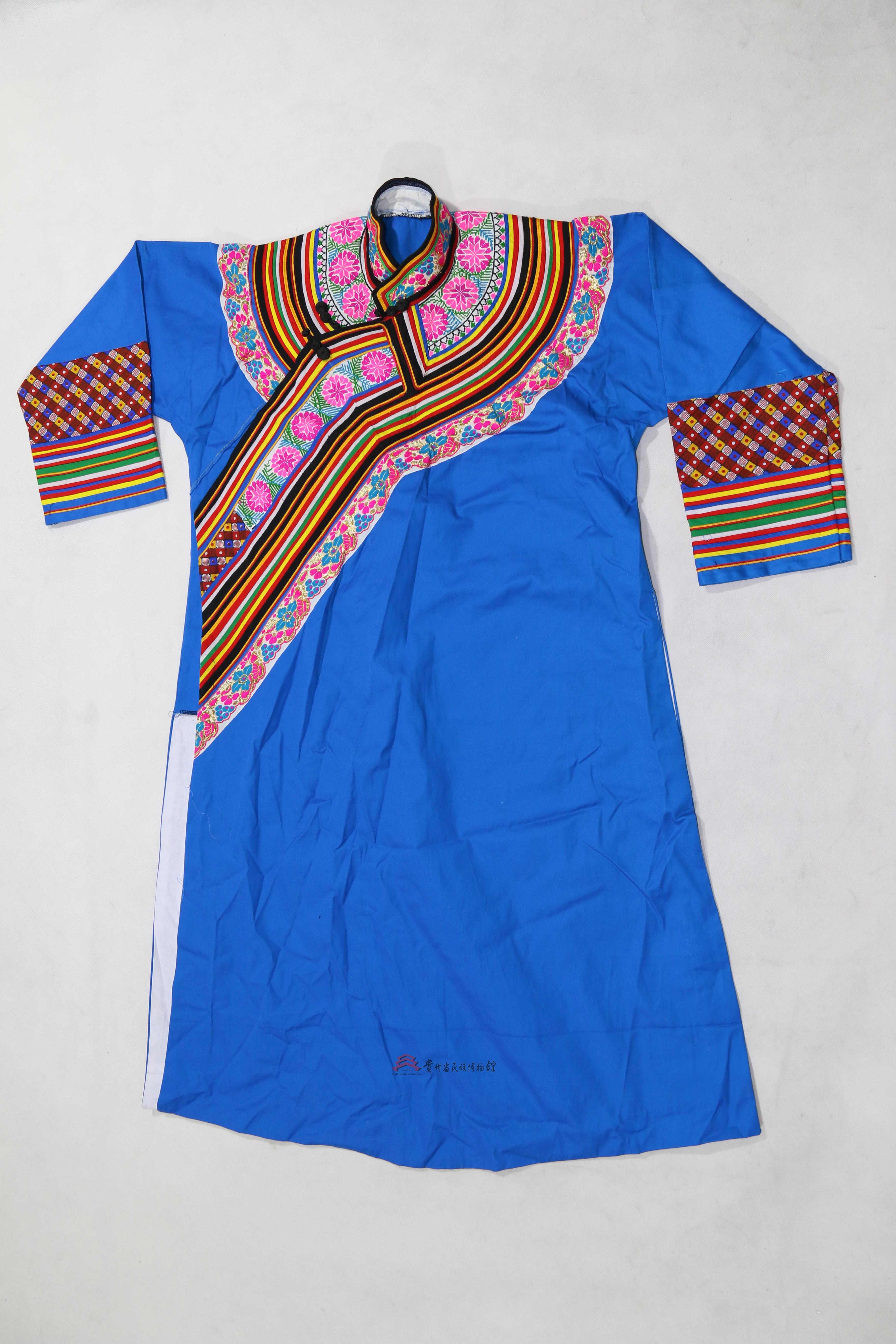  p>当代毕节彝族蓝布挑花八角花纹右衽长衫是一件由贵州省民族博物馆