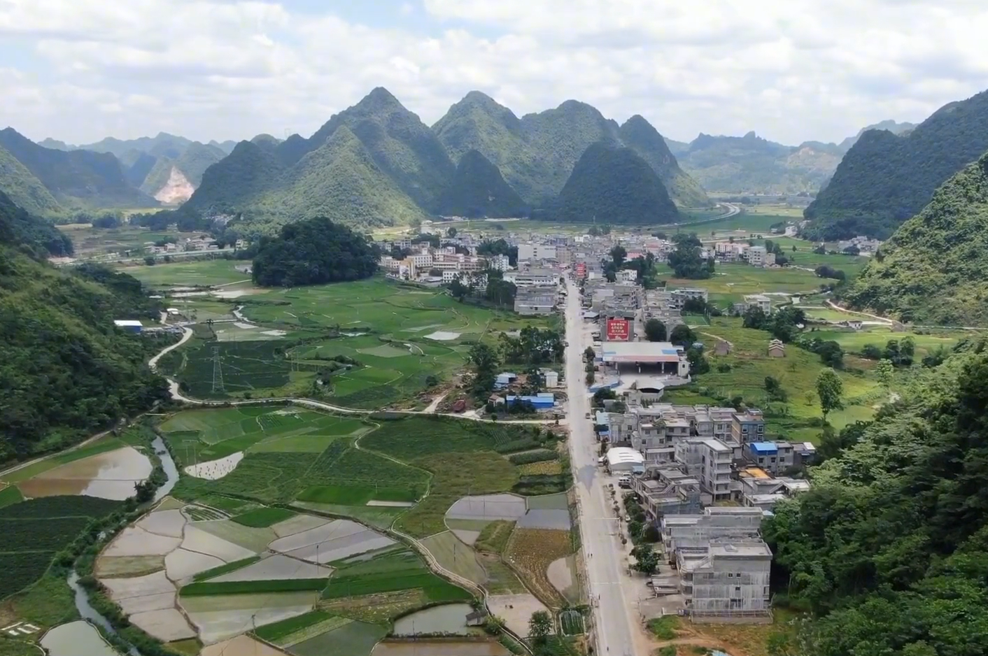  p>安德镇,隶属于广西壮族自治区百色市靖西市,地处 a target="_blank