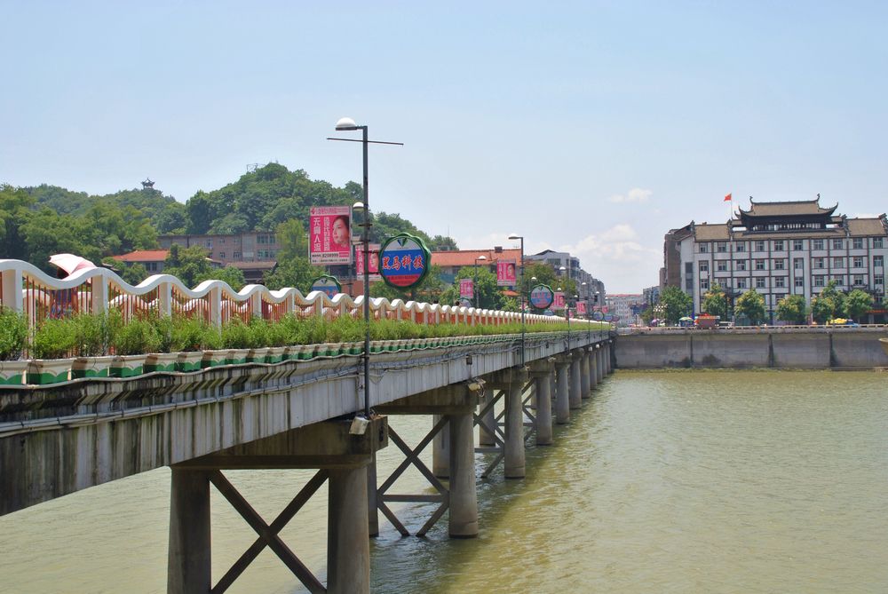  p>信江步行桥(xinjiang pedestrian bridge),简称步行桥,是位于中国