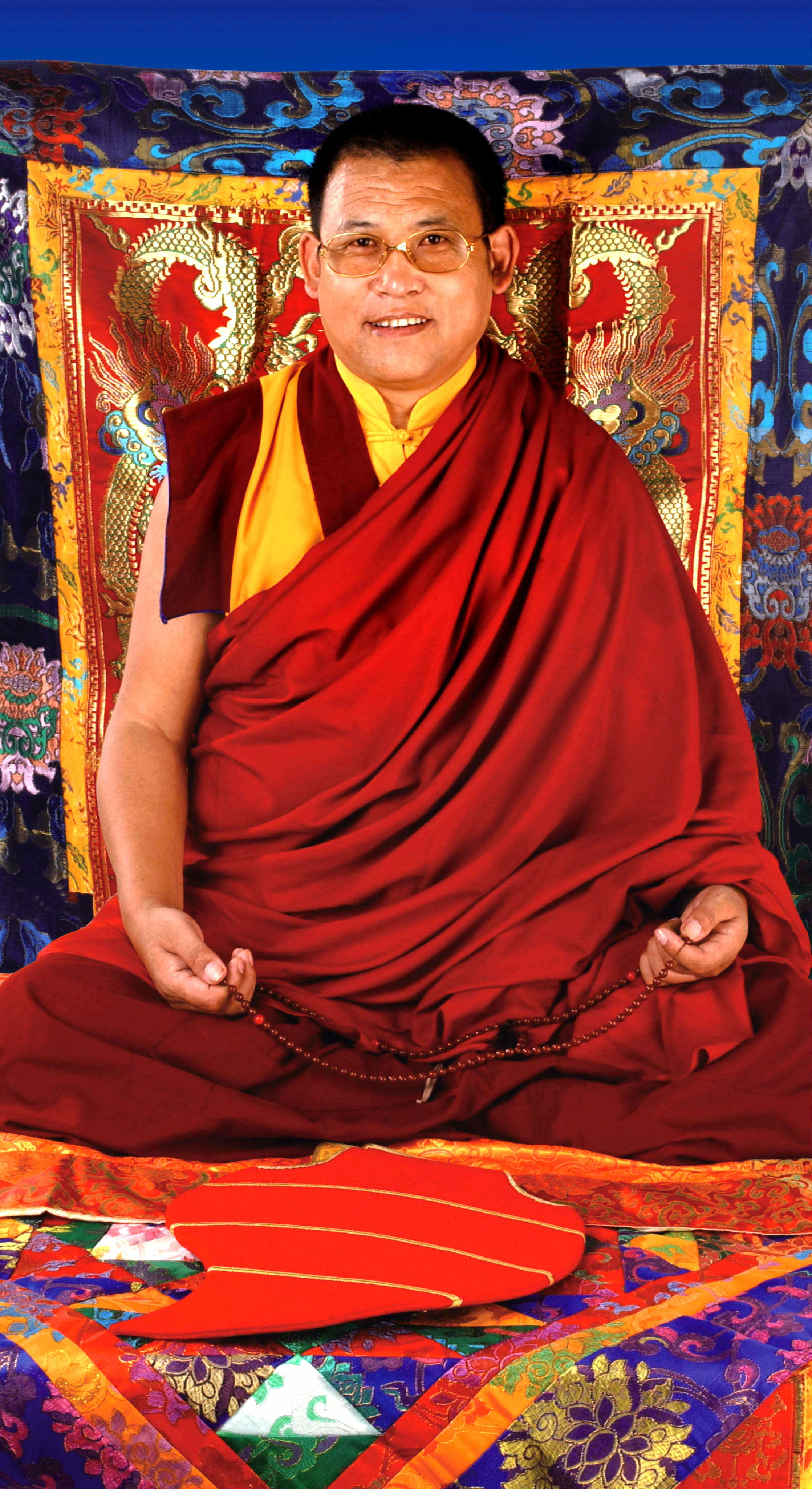  p>堪布嘉样仁波切,全名"噶玛嘉样降参","嘉样"是由索龙年扎仁波切所