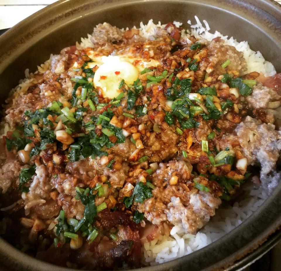 窝蛋肉饼煲仔饭