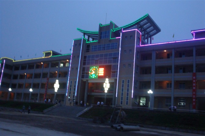  p>商州区大荆中学,始建于1956年,是一所农村市级 a target="_blank"