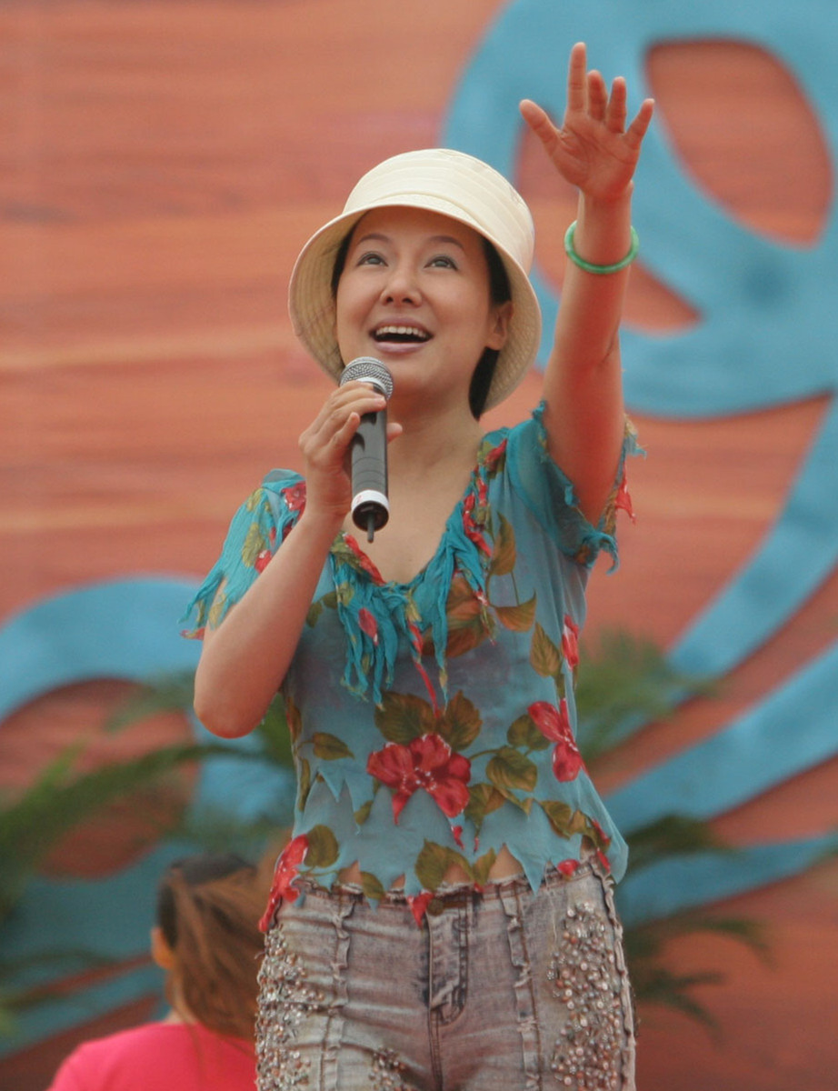 《春暖花开》是 a target="_blank" href="/item/周艳泓/636150" data