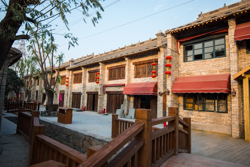  p>七贤民俗村(原锦绣云台温泉山庄),是一处以民俗小吃,河南非遗,室内