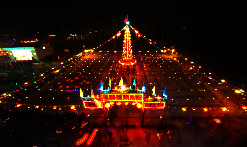  p>九曲黄河阵灯会俗称灯场子,是山西省古老的传统民俗活动.