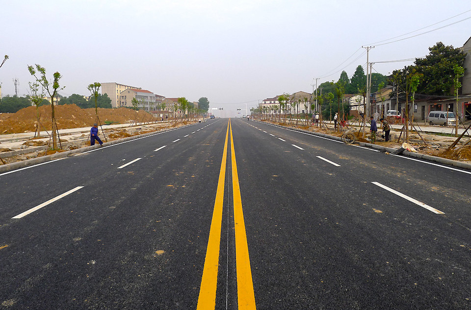  p>双黄线是一种道路上常见的交通标志,由两条平行的黄色实线组成.