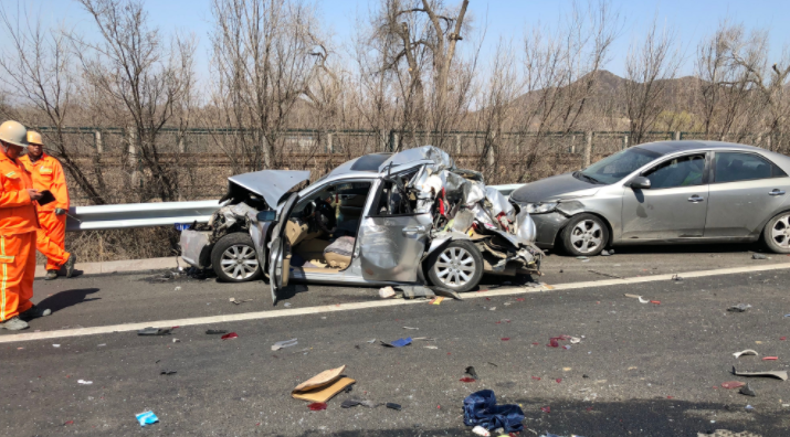 4月3日京藏高速车辆相撞事故